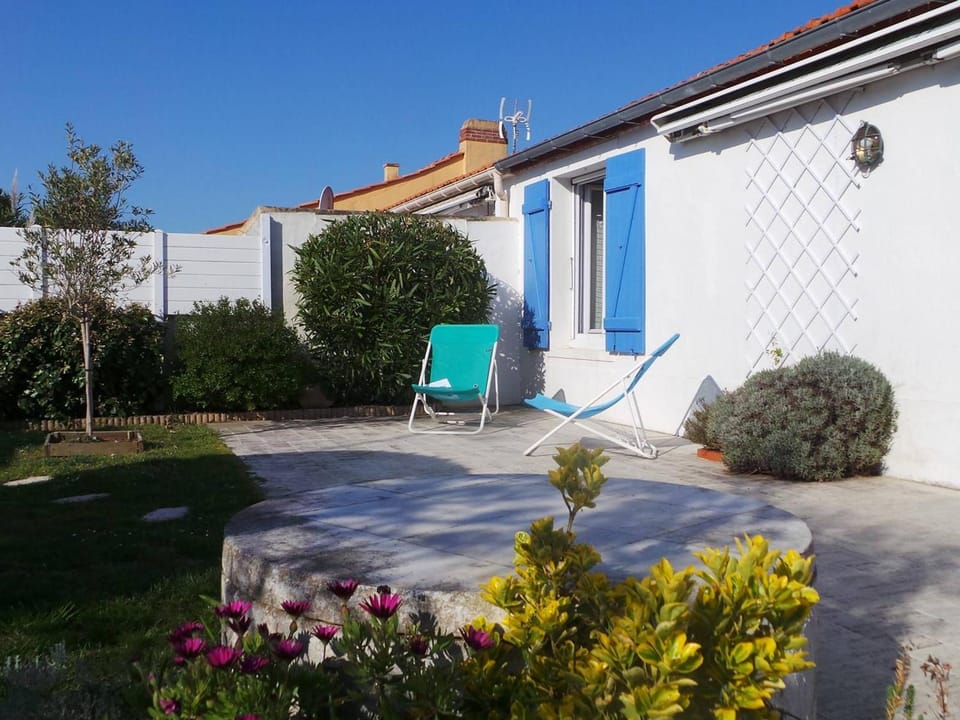 Maison rénovée 3 pièces avec jardin clos, à 700m des plages et 400m du centre de l'Épine - FR-1-224B-28 House in Pays de la Loire