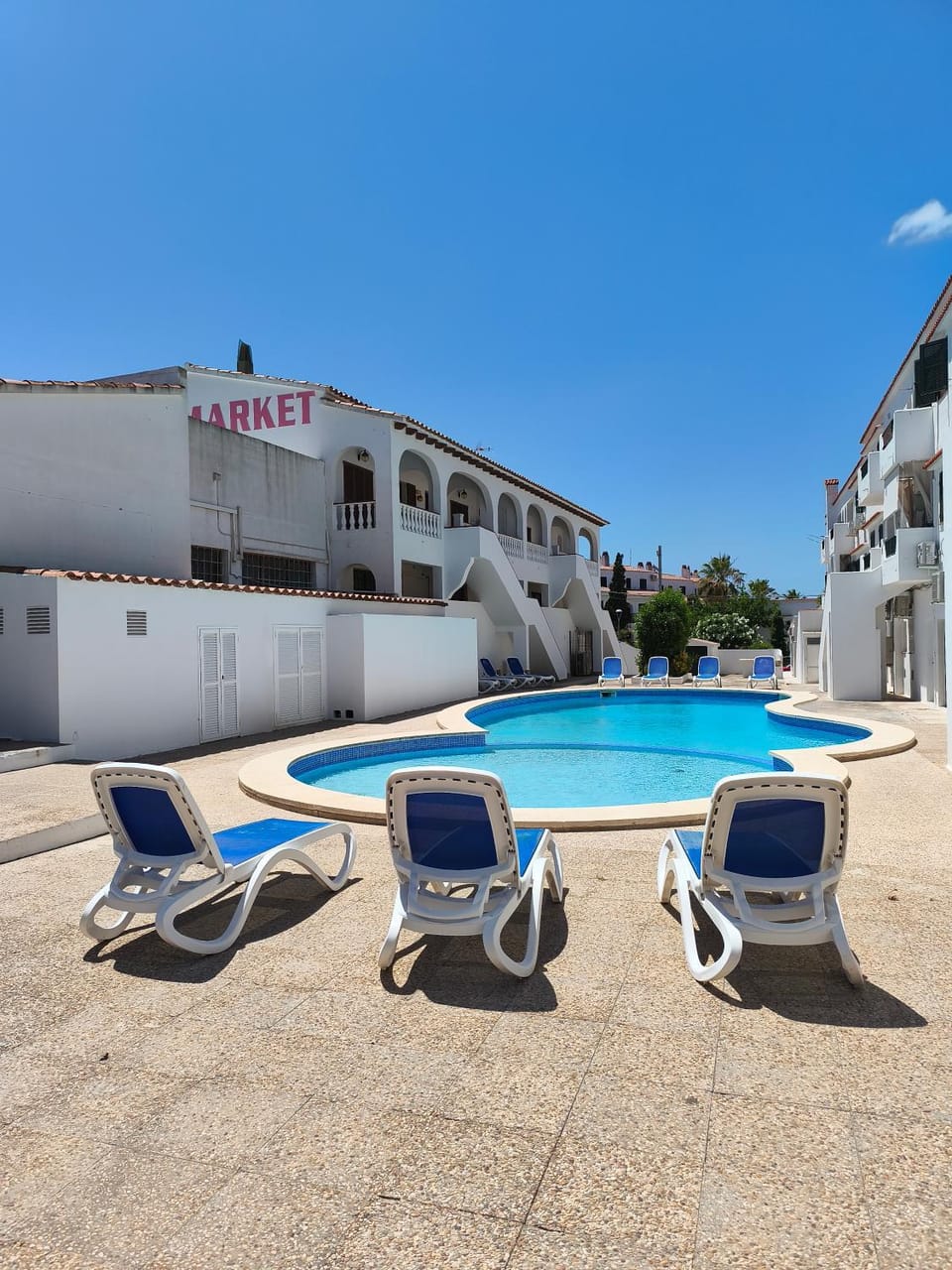 Property building, Swimming pool, sunbed