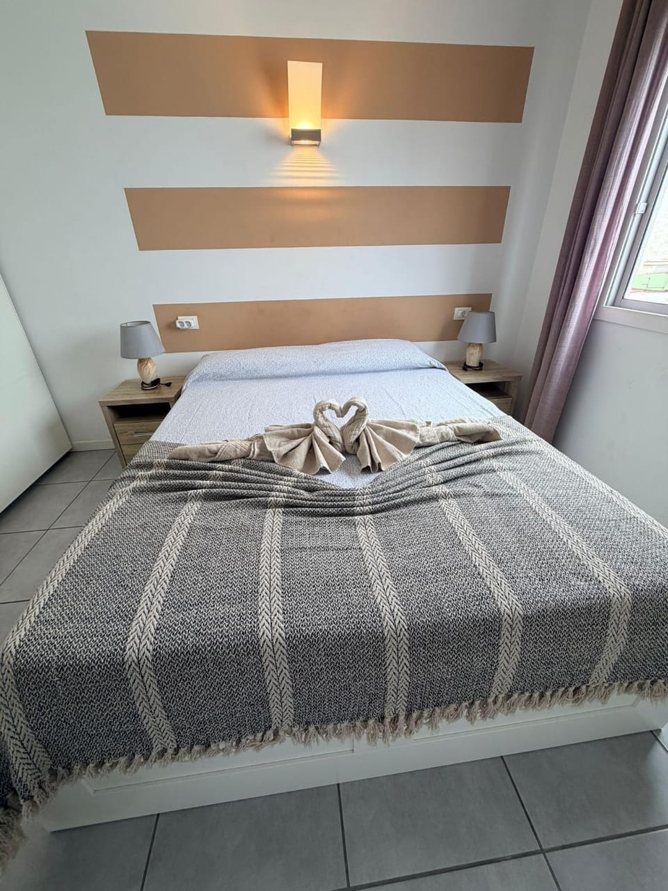 Bed, Bedroom, safe, towels