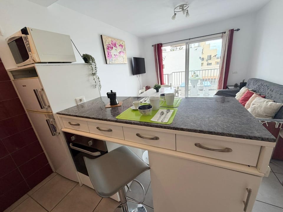 Communal lounge/ TV room, TV and multimedia, Kitchen or kitchenette, Living room, internet, microwave, oven, kitchen