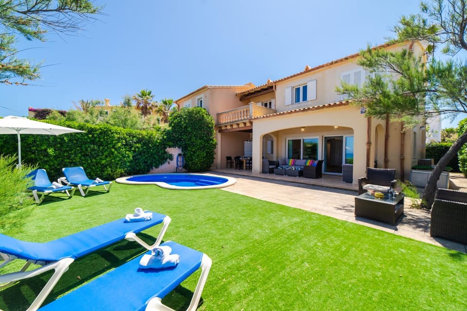 Property building, Garden, Swimming pool