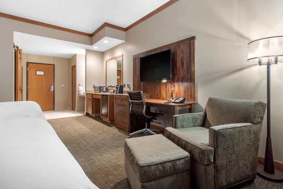 TV and multimedia, Seating area, Bedroom