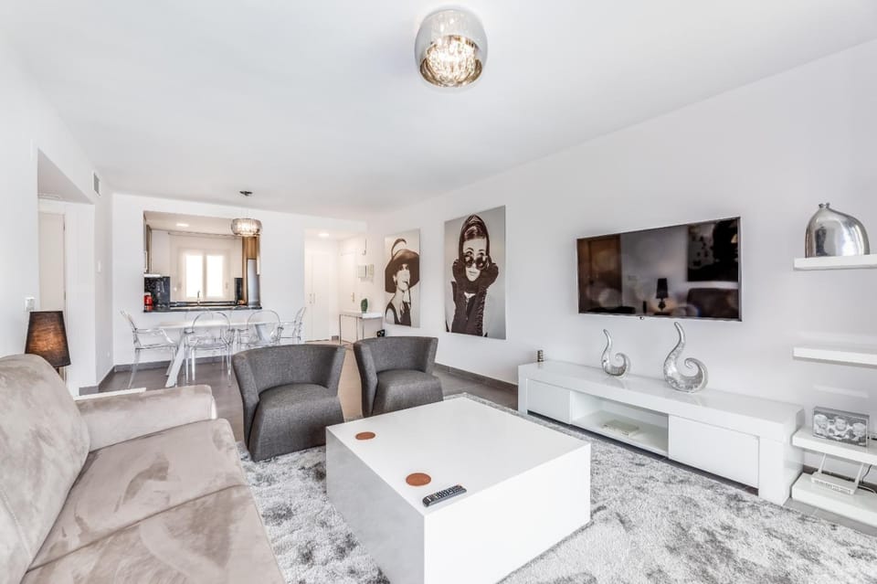 TV and multimedia, Living room, Seating area, Dining area
