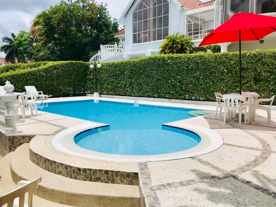 Property building, Day, Pool view, Swimming pool, Swimming pool, sunbed