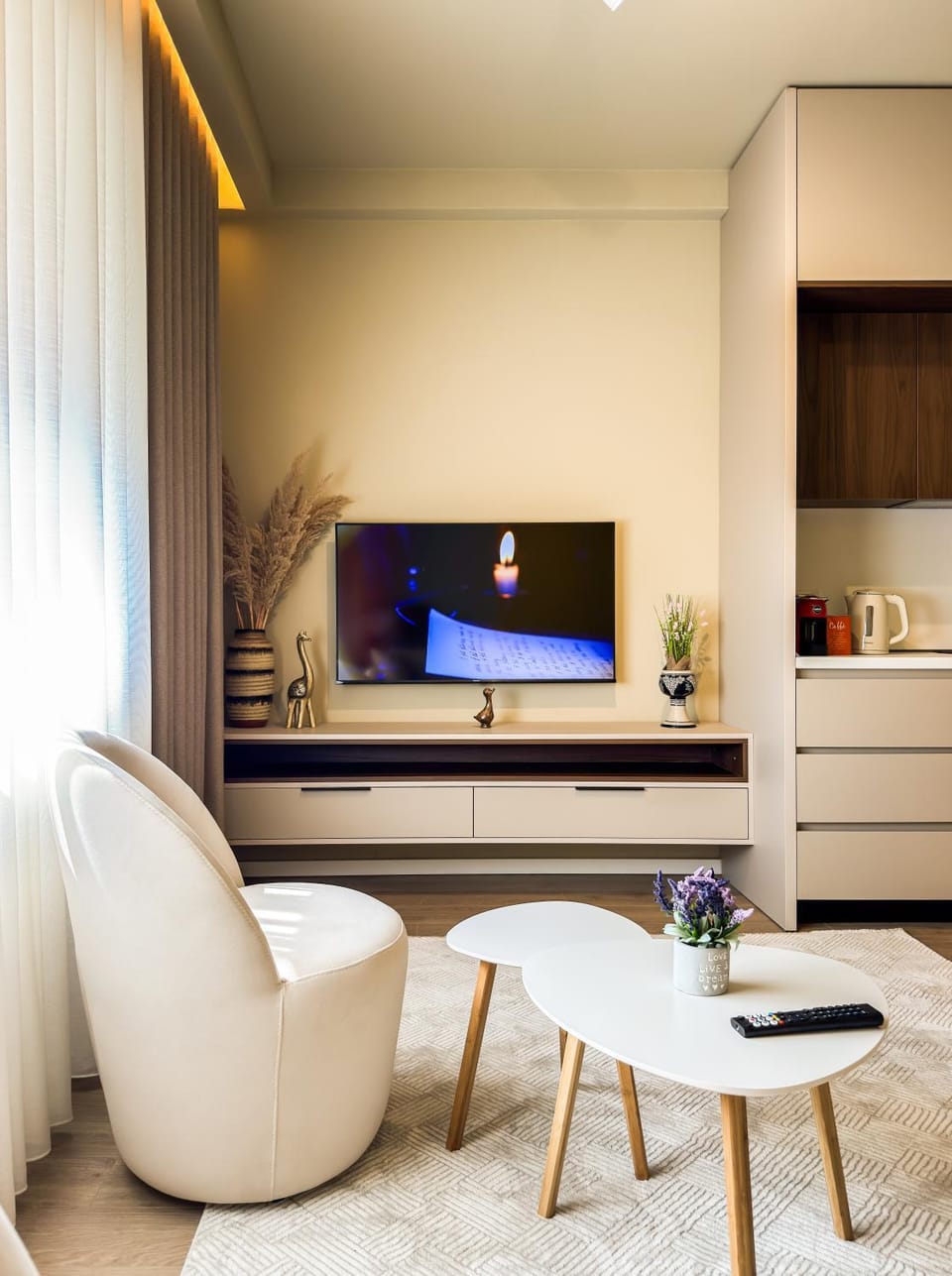Communal lounge/ TV room, TV and multimedia, Living room, Seating area, Evening entertainment