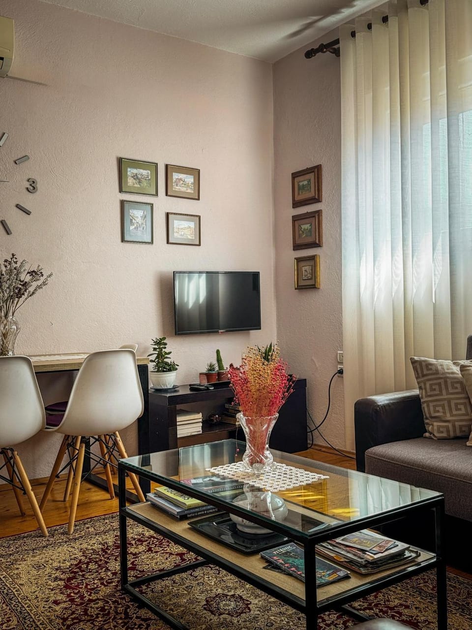 Communal lounge/ TV room, TV and multimedia, Living room, Seating area, Evening entertainment