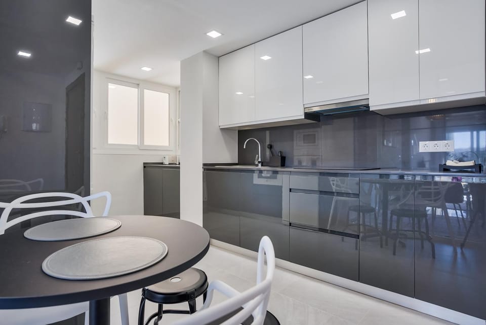 Kitchen or kitchenette, Dining area