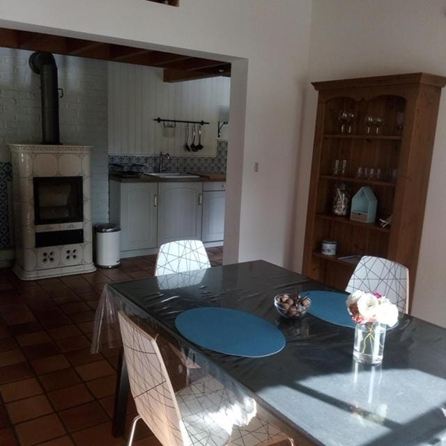 Kitchen or kitchenette, Dining area