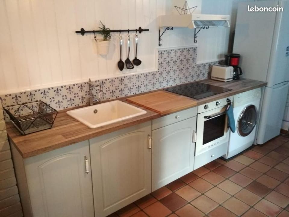 Kitchen or kitchenette, stove, washing machine