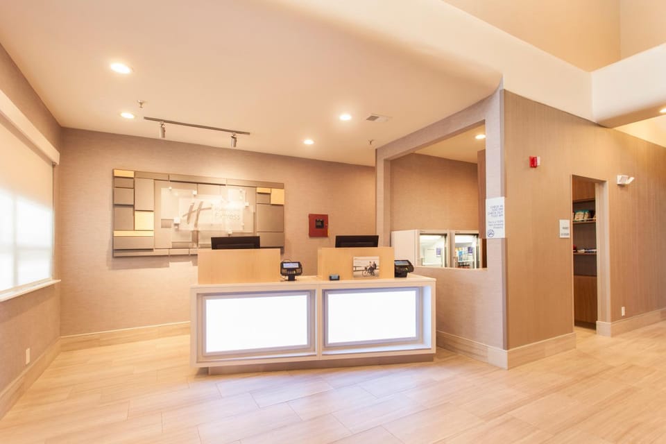  Holiday Inn Express & Suites Hotel in Agua Fria