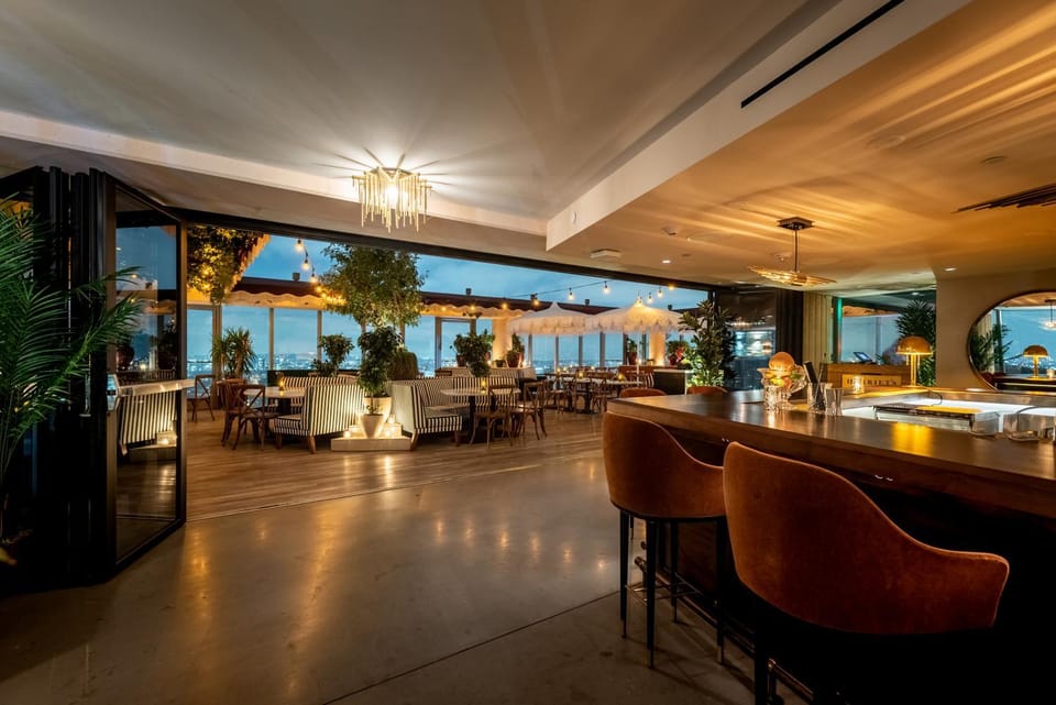 Nightclub / DJ, Lounge or bar