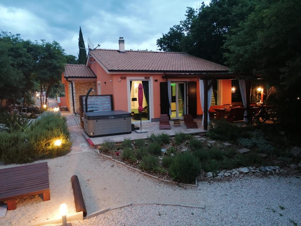 Property building, Garden, Hot Tub, Balcony/Terrace