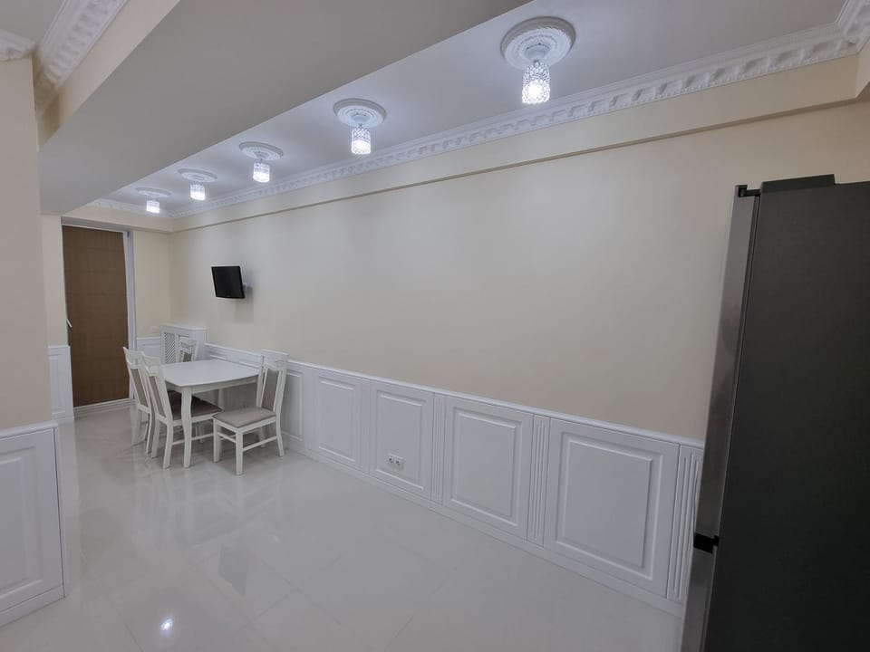 Kitchen or kitchenette, Living room, Seating area, Dining area