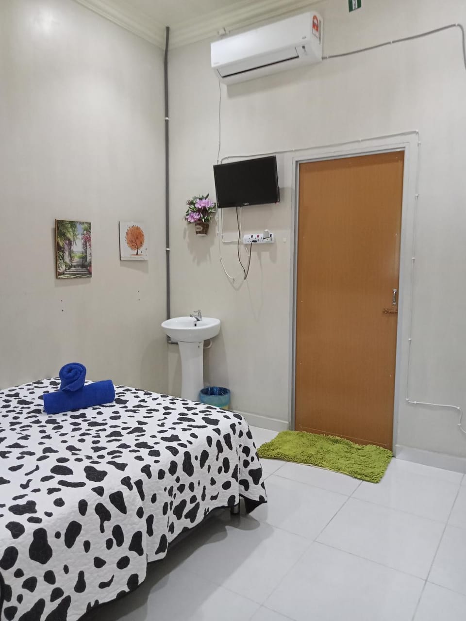 TV and multimedia, Photo of the whole room, Bedroom, towels, air conditioner
