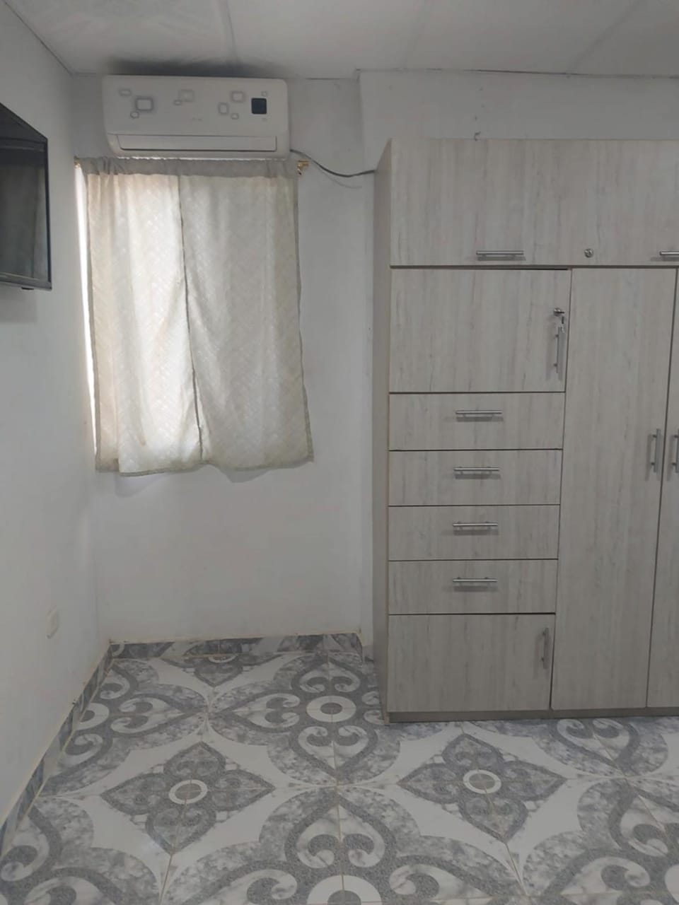 Photo of the whole room, Bedroom, wardrobe