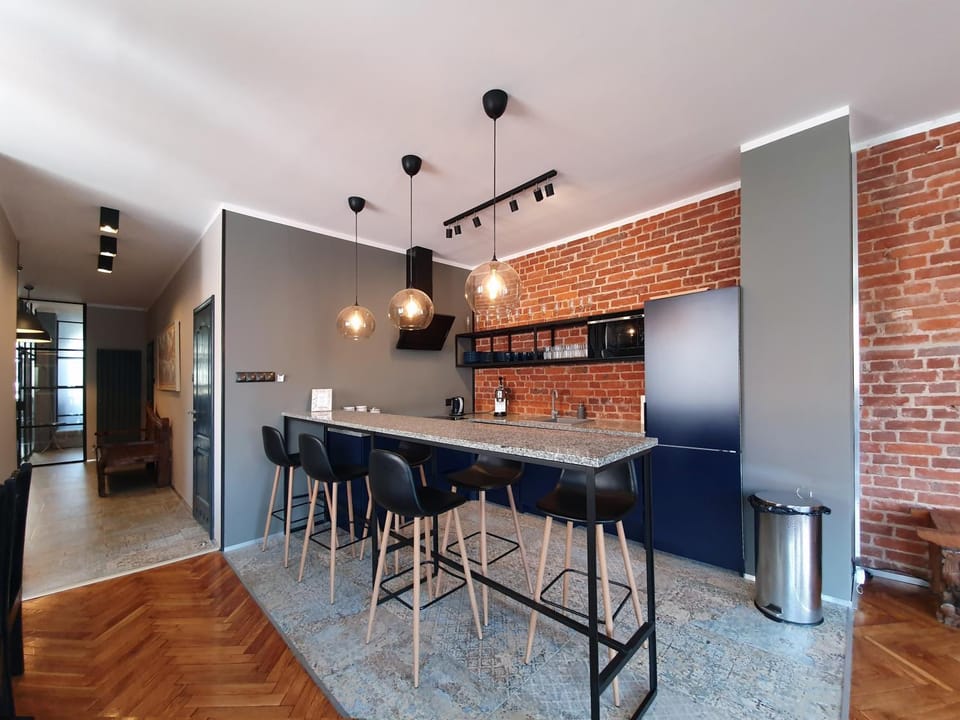 Coffee/tea facilities, Kitchen or kitchenette, Living room, Seating area, Dining area