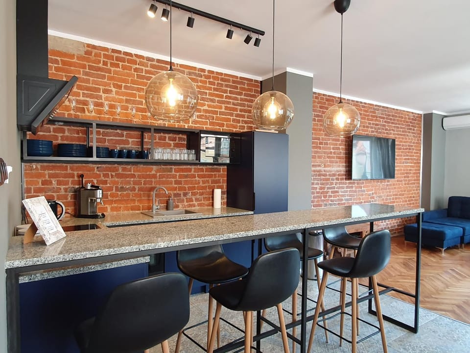 Coffee/tea facilities, Kitchen or kitchenette, Seating area, Dining area