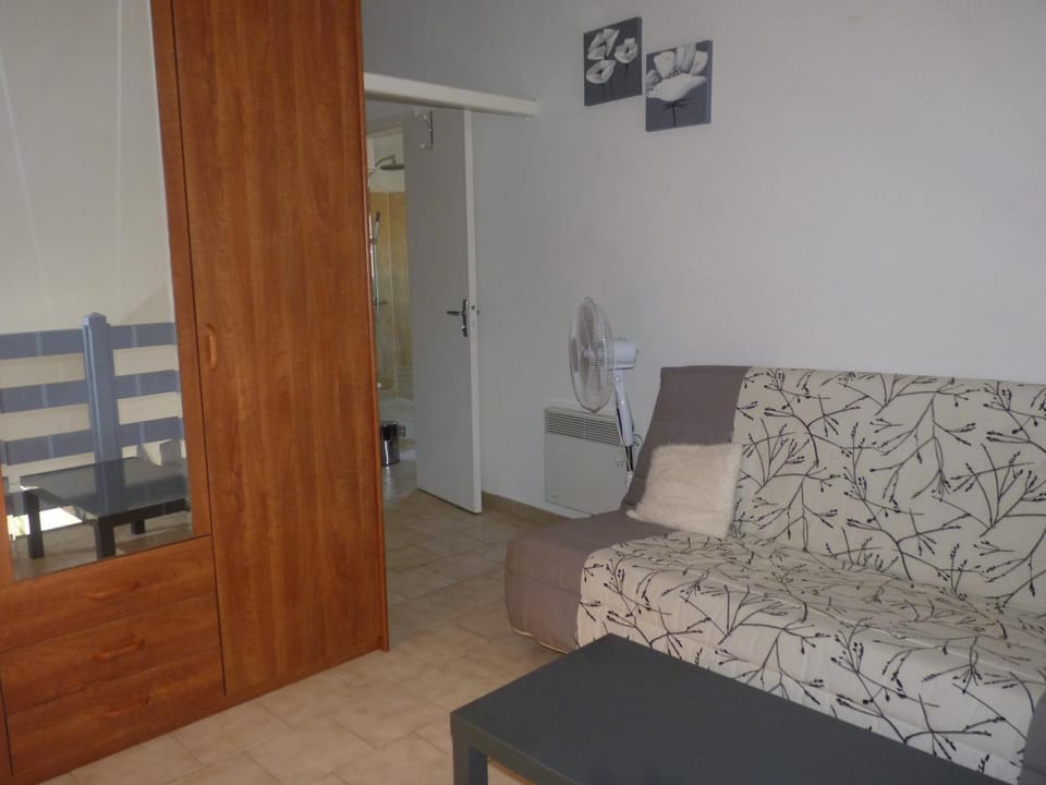 Bed, Seating area