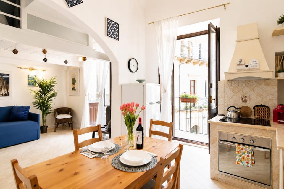 Kitchen or kitchenette, Living room, Seating area