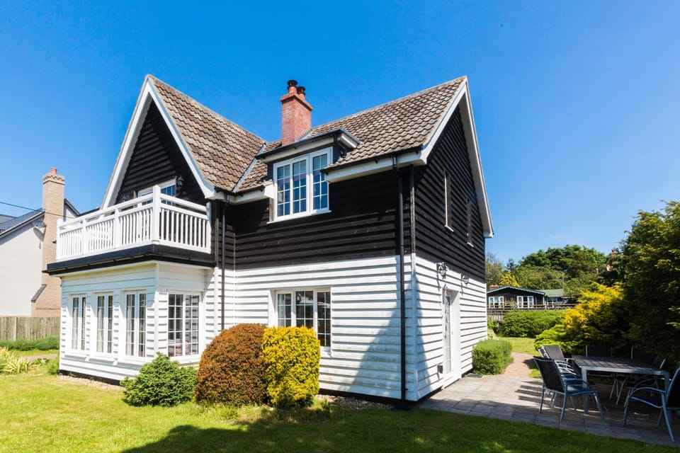 Lake Cottage - A large holiday home in Thorpeness - Close to the beach and The Meare - Aldeburgh Coastal Cottages House in Leiston