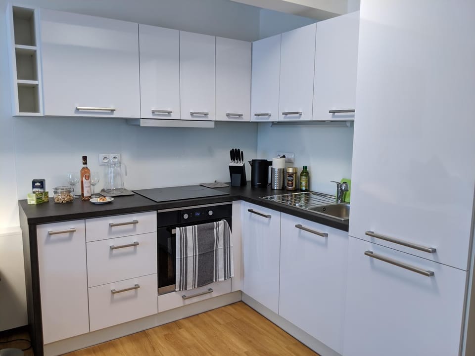 Coffee/tea facilities, Kitchen or kitchenette, oven, stove