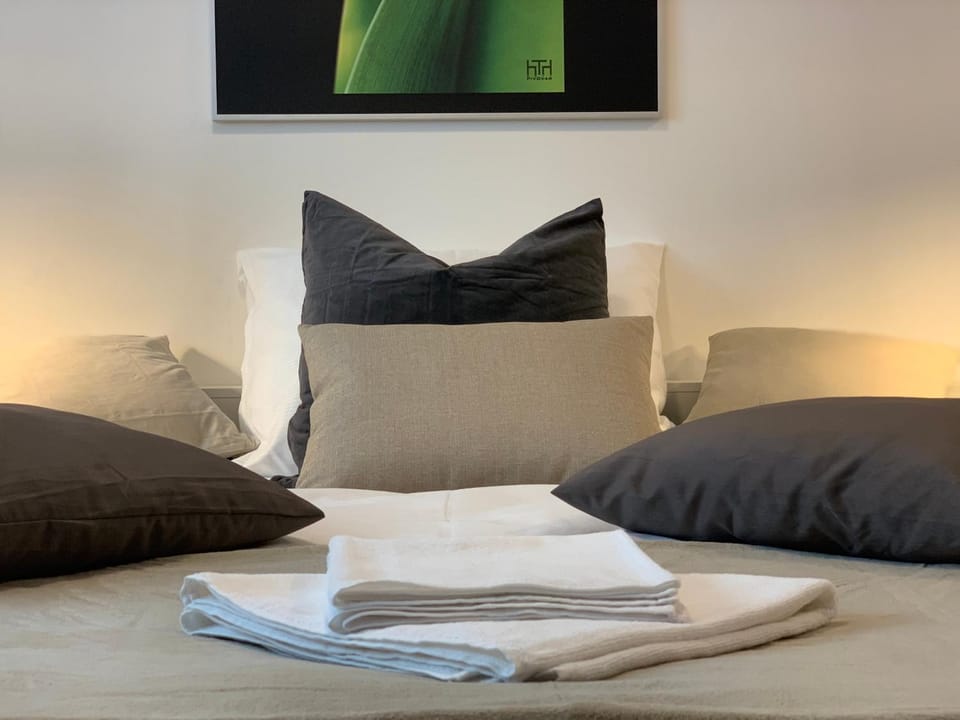 Bed, Photo of the whole room, Bedroom, towels