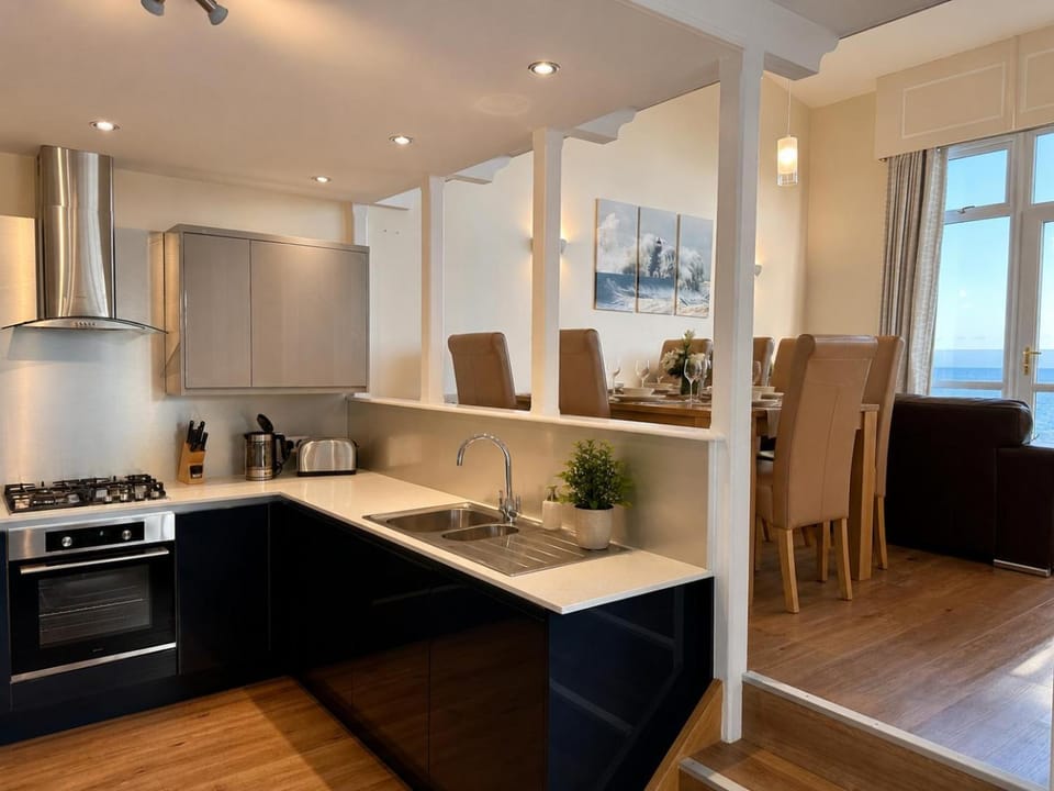 Westward Ho! Beach Retreat - Ocean View - Private Balcony - Sleeps 6 House in Westward Ho