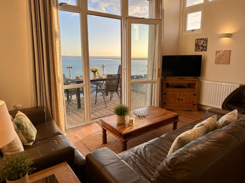 Westward Ho! Beach Retreat - Ocean View - Private Balcony - Sleeps 6 House in Westward Ho