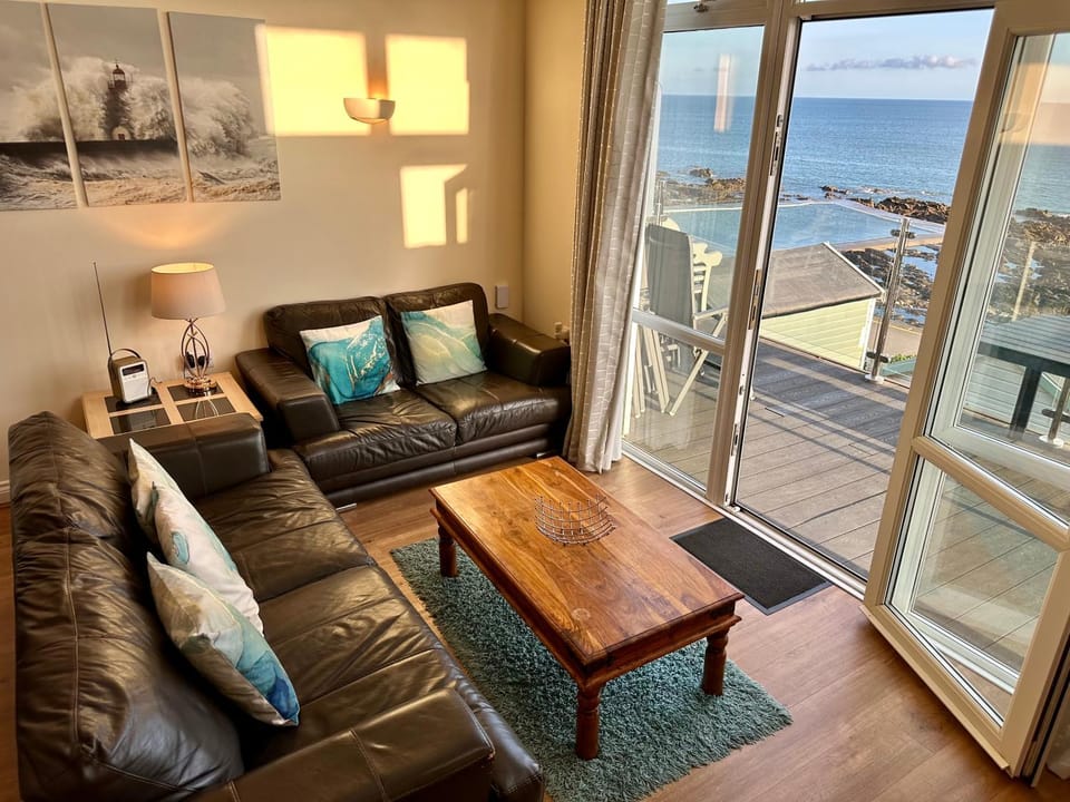 Westward Ho! Beach Retreat - Ocean View - Private Balcony - Sleeps 6 House in Westward Ho