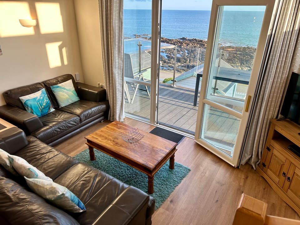 Westward Ho! Beach Retreat - Ocean View - Private Balcony - Sleeps 6 House in Westward Ho