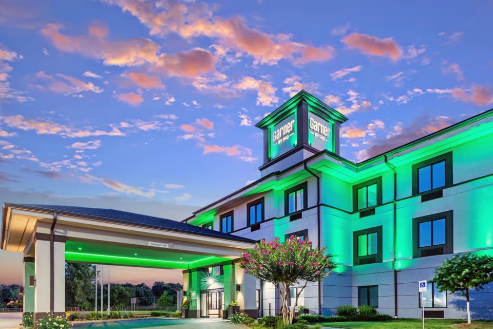 Property building, Facade/entrance, Night