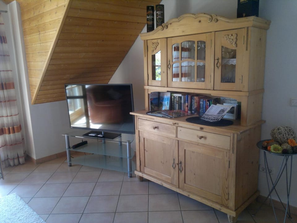 Photo of the whole room, Decorative detail