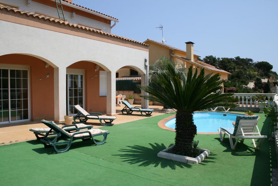 Patio, Swimming pool, Swimming pool