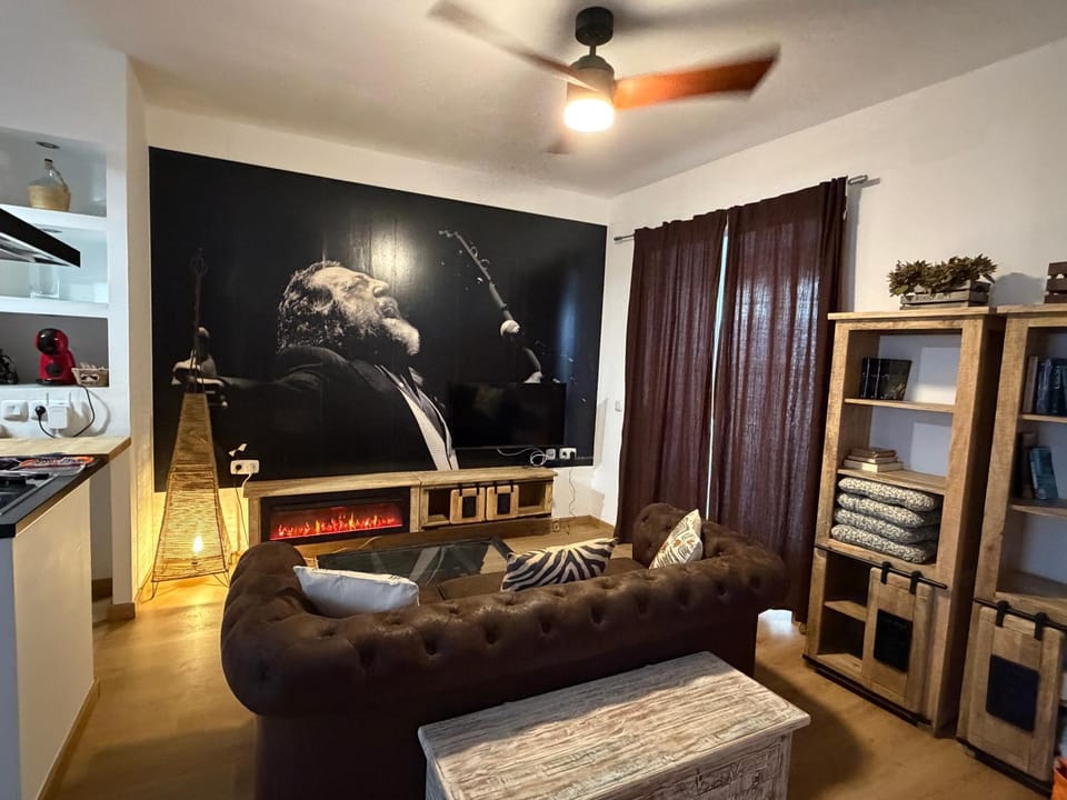 TV and multimedia, Coffee/tea facilities, Living room, Lounge or bar, fireplace, oven