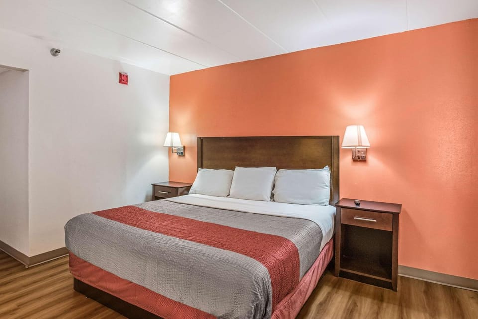 Photo of the whole room, Bedroom