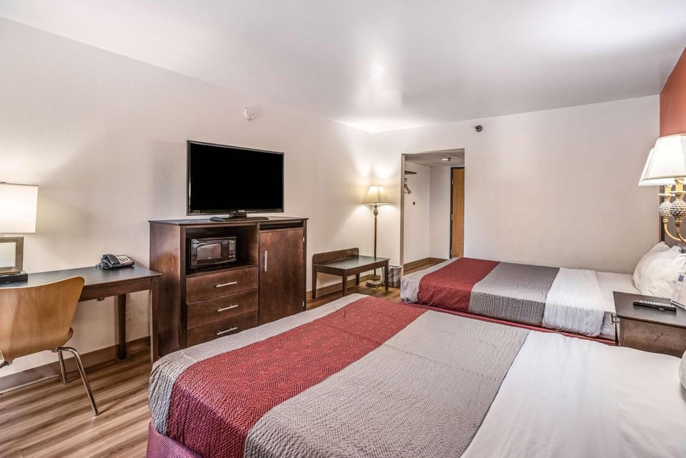 TV and multimedia, Photo of the whole room, Seating area, Bedroom