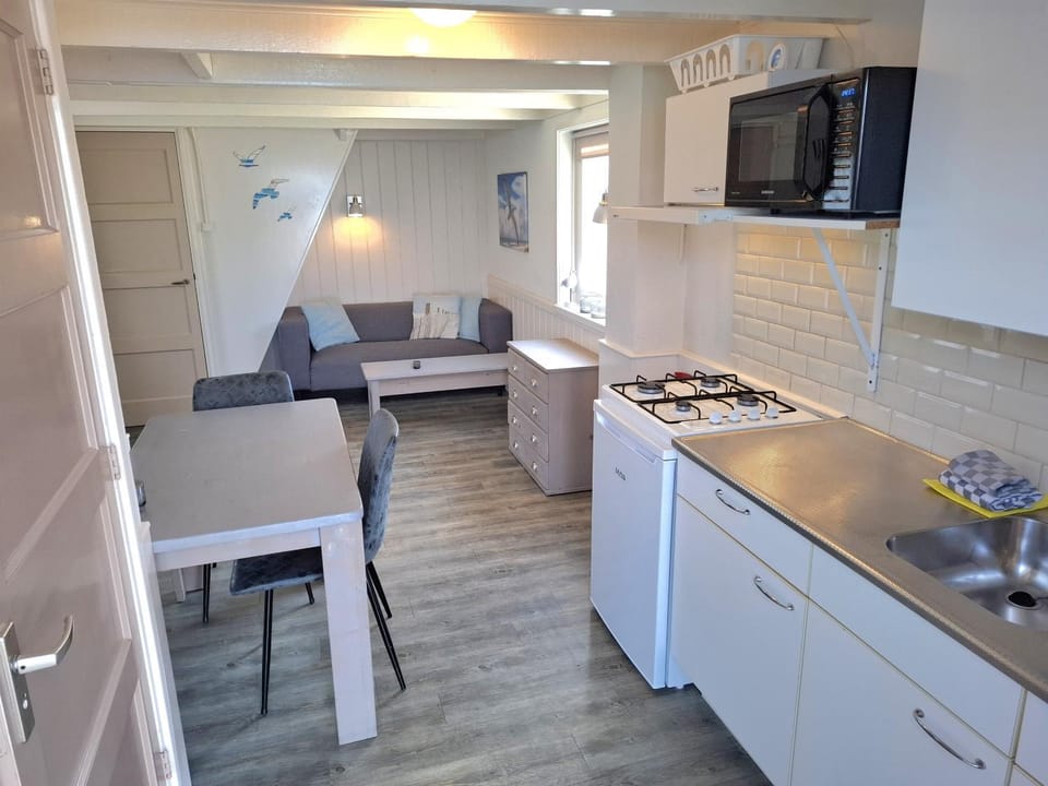 Kitchen or kitchenette, Seating area, Dining area
