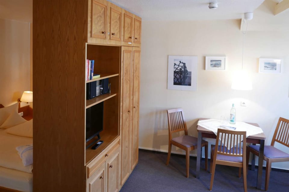 Bed, Photo of the whole room, Dining area