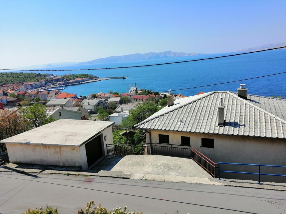 Restaurant/places to eat, Neighbourhood, Natural landscape, Beach, Area and facilities, Supermarket/grocery shop