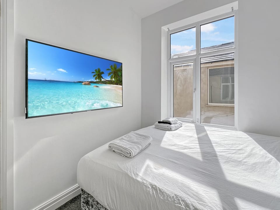 Bed, TV and multimedia, Bedroom