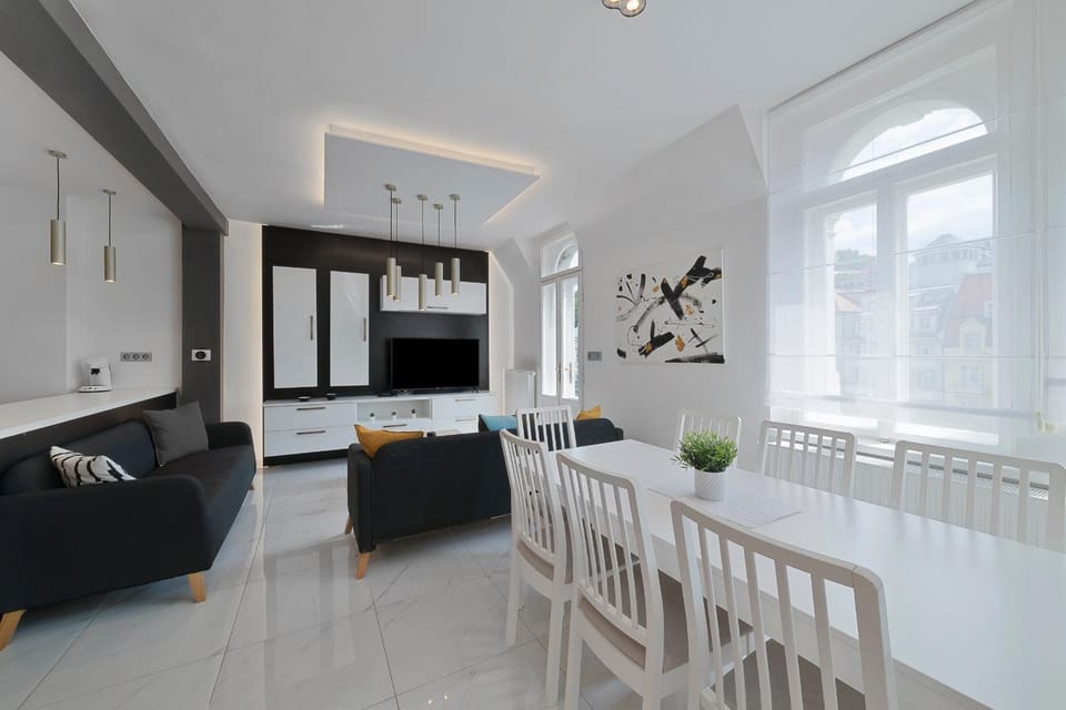 TV and multimedia, Kitchen or kitchenette, Living room, Seating area, Dining area