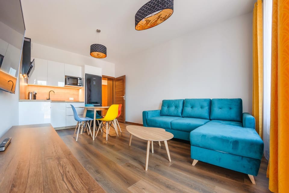 TV and multimedia, Kitchen or kitchenette, Living room, Seating area, Dining area