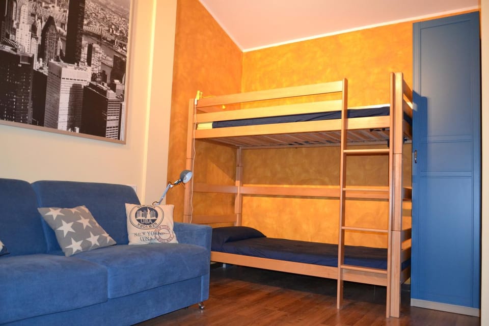 Bedroom, bunk bed
