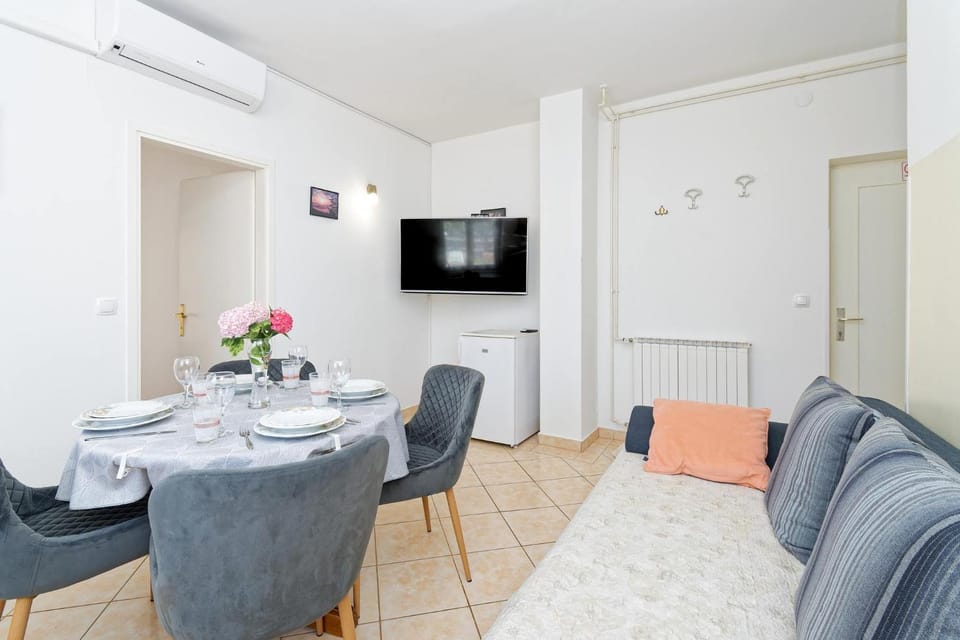 TV and multimedia, Living room, Seating area, Dining area