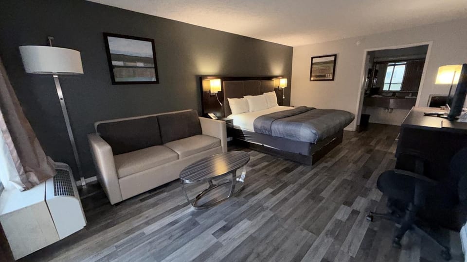 Bed, TV and multimedia, Living room, Photo of the whole room, Seating area