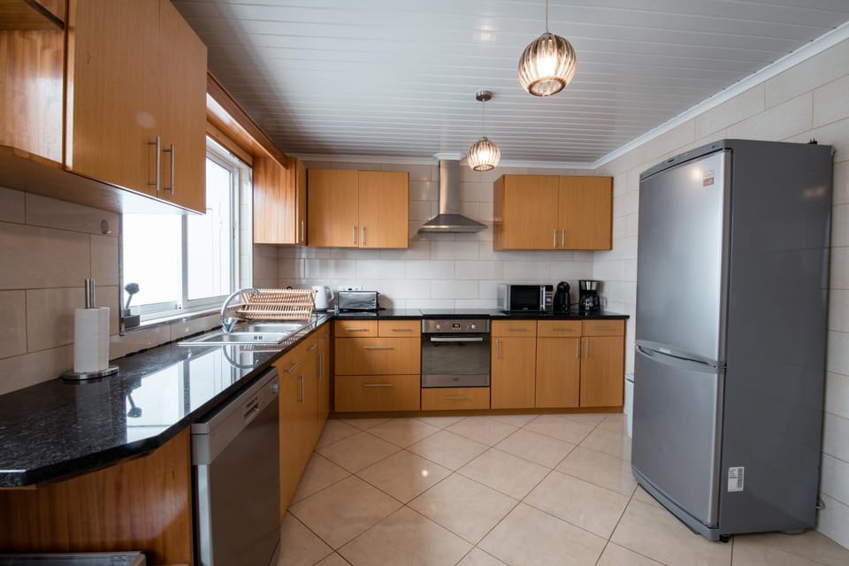 Coffee/tea facilities, Kitchen or kitchenette, dishwasher, oven, stove, toaster