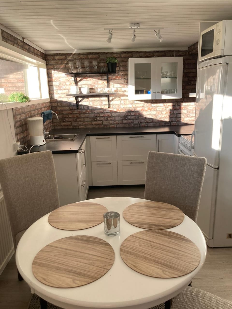 Kitchen or kitchenette, Dining area