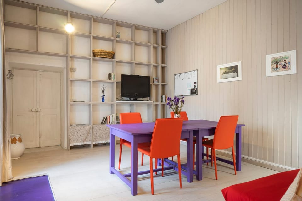 Communal lounge/ TV room, Library, TV and multimedia, Living room, Seating area, Dining area