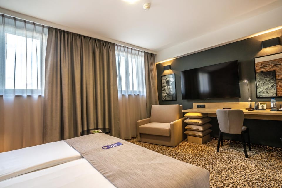 Bed, TV and multimedia, Photo of the whole room, hair dresser