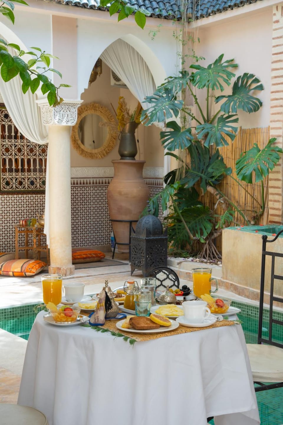 Swimming pool, Breakfast